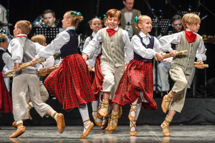 Tukumā norisināsies bērnu tautas deju festivāls “Latvju bērni danci veda”