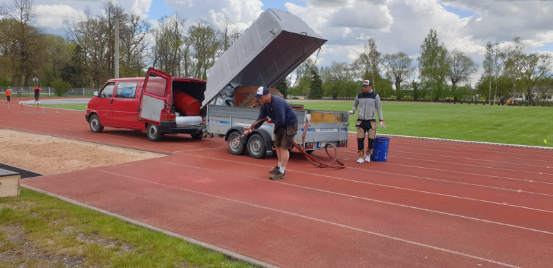 Sporta skolas stadionā Lauktehnikā tiek atjaunots vieglatlētikas skriešanas sektora segums Sporta skolas stadionā Lauktehnikā tiek atjaunots vieglatlētikas skriešanas sektora segums