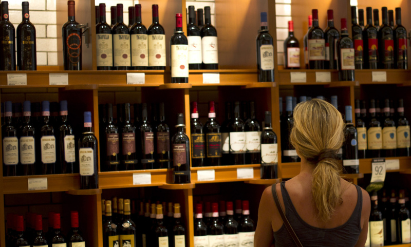 Saeimas komisija vēl apspriedīs ieceri veikalos alkoholu noslēpt no pircēju acīm Saeimas komisija vēl apspriedīs ieceri veikalos alkoholu noslēpt no pircēju acīm