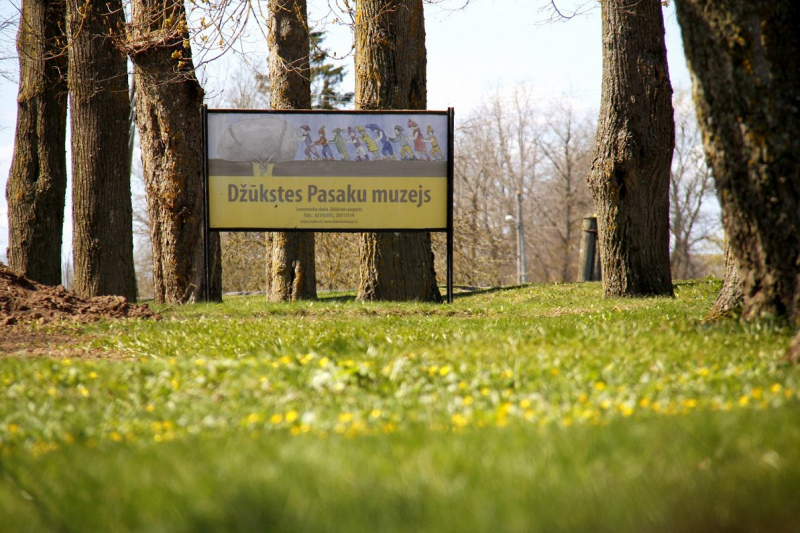 Džūkstes pasaku muzejā atklāta izstāde “Lāča bērni”