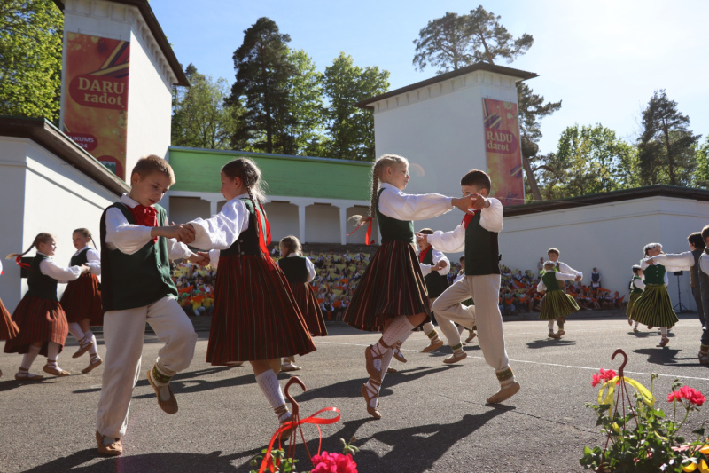 Durbes estrādē notika skolēnu mācību uzņēmumu pasākums „Daru radot un Radu darot” Durbes estrādē notika skolēnu mācību uzņēmumu pasākums „Daru radot un Radu darot”