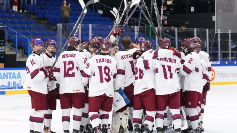 Latvijas U18 hokejisti iekļūst pasaules čempionāta ceturtdaļfinālā