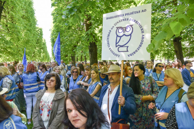 Siliņa atvainojas pedagogiem par "asumiem" skolotāju protesta akcijā; savs viedoklis arī Rinkēvičam Siliņa atvainojas pedagogiem par "asumiem" skolotāju protesta akcijā; savs viedoklis arī Rinkēvičam