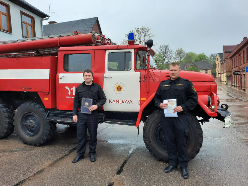 Pasniedz apbalvojumus VUGD Zemgales reģiona brigādes amatpersonām