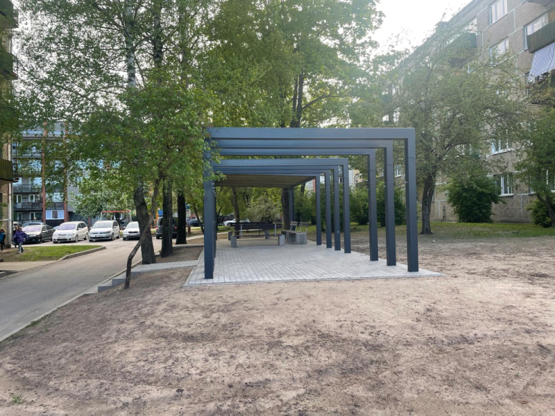 Celtnieku ielas 4 pagalmā izbūvēta jauna lapene, veļas žāvētava Celtnieku ielas 4 pagalmā izbūvēta jauna lapene, veļas žāvētava