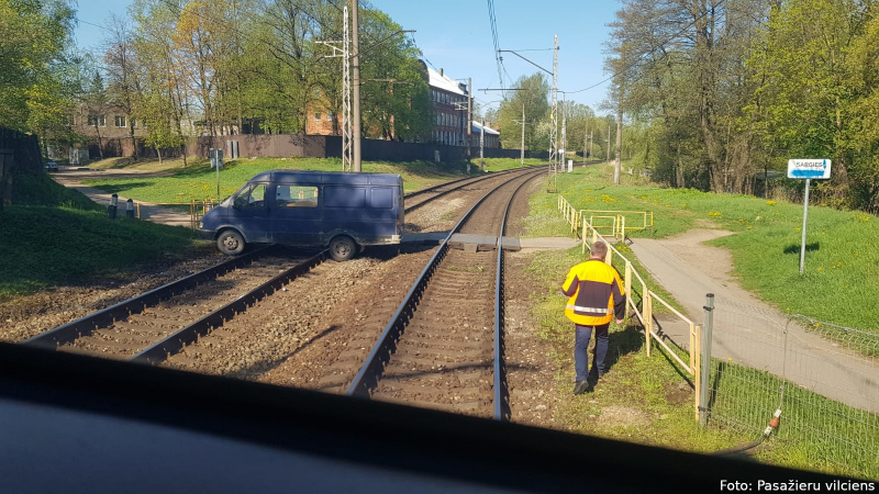 Uz sliedēm iesprūdušas automašīnas dēļ kavējas vilcieni maršrutā Rīga-Tukums abos virzienos
