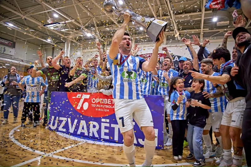 Krists Krūmiņš "Riga FC" rindās kļūst par Latvijas telpu fotbola Virslīgas čempionu Krists Krūmiņš "Riga FC" rindās kļūst par Latvijas telpu fotbola Virslīgas čempionu