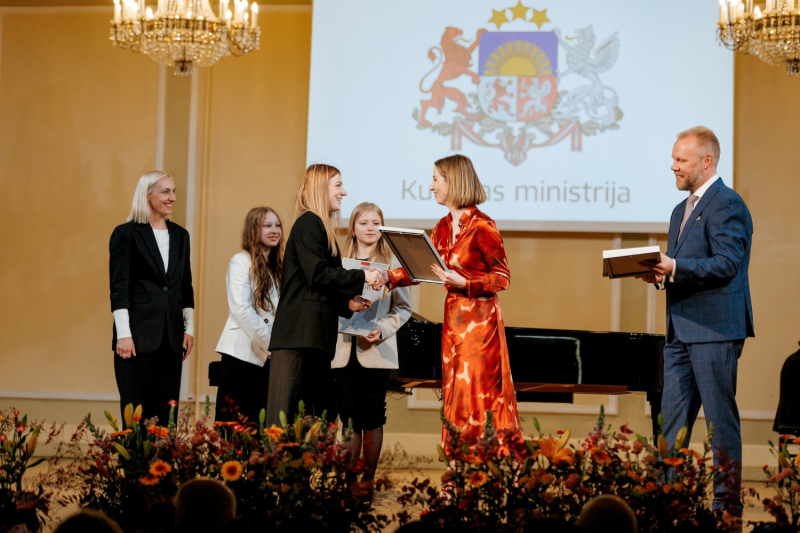 Tukuma Deju skolas audzēkņi un pedagogi saņem Kultūras ministrijas apbalvojumus Tukuma Deju skolas audzēkņi un pedagogi saņem Kultūras ministrijas apbalvojumus