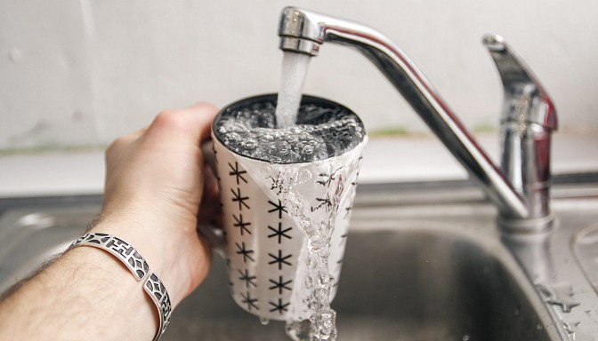 Karstajā laikā mediķi aicina neuzturēties tiešos saules staros un pietiekami daudz dzert ūdeni