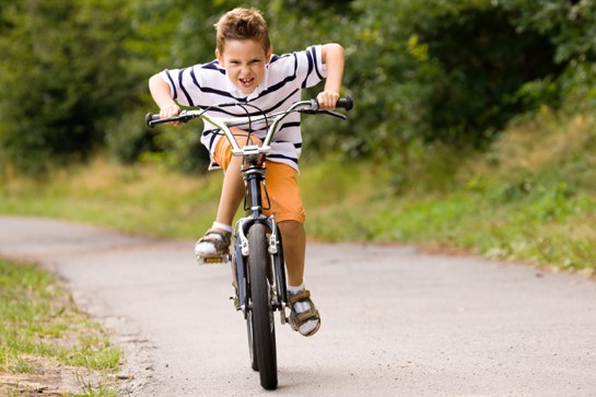 Milzkalnē 8 gadīgs zēns braucis ar velosipēdu bez galvā aizsargķiveres un tiesībām;sākts administratīvais process