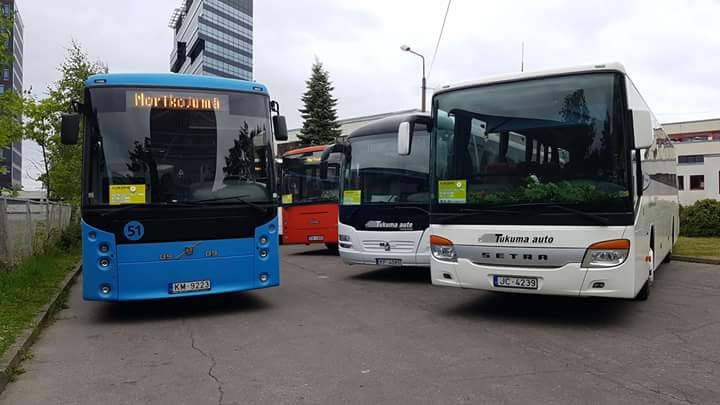 Reģionālo maršrutu pieturās uzsākta vienota satura un dizaina autobusu kustības sarakstu izvietošana