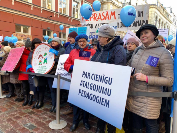 Izglītības nozares reformu trūkuma dēļ FM pašlaik nesaskaņo pedagogu algu celšanu