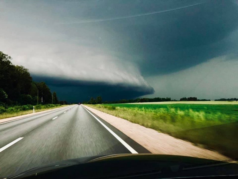 LVĢMC izplata oranžo brīdinājumu; Kurzemē jau sākušies spēcīgi negaisi