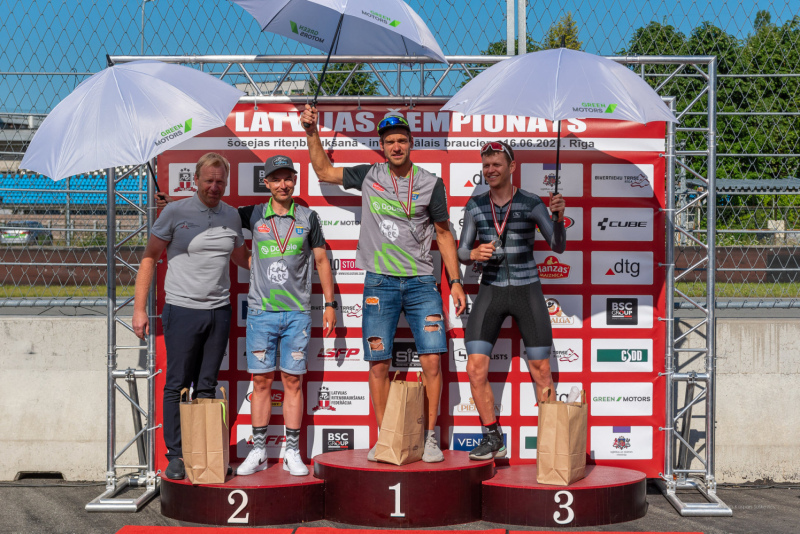 Artis Roze triumfē Latvijas čempionātā riteņbraukšanā solo braucienā