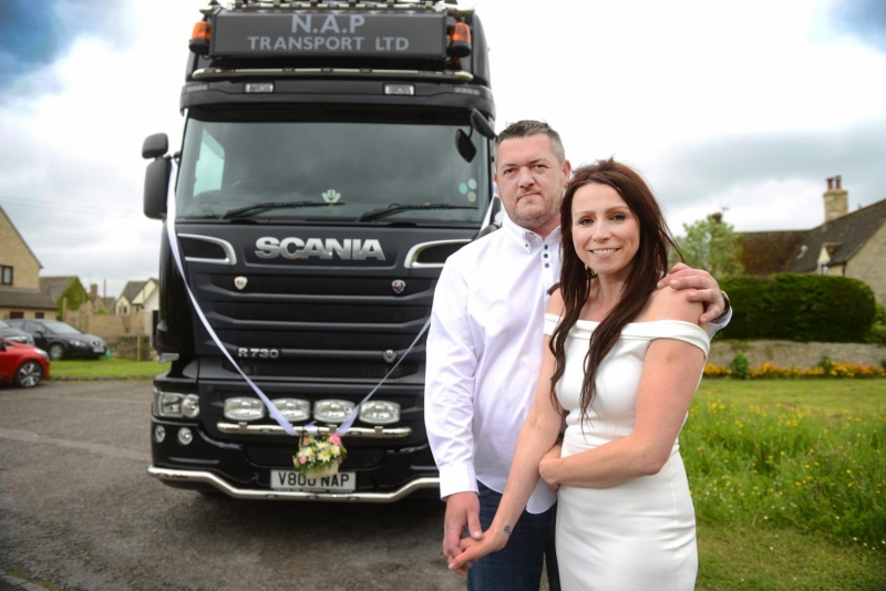 Tukumā Laulību akcijā 1.jūnijā reģistrē 11 kāzas. Uz kāzām brauc arī ar kravas auto!