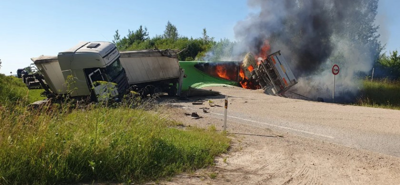 Jaunmokās trīs kravas auto avārijā viens bojāgājušais; bloķēta satiksme uz Ventspils šosejas Jaunmokās trīs kravas auto avārijā viens bojāgājušais; bloķēta satiksme uz Ventspils šosejas
