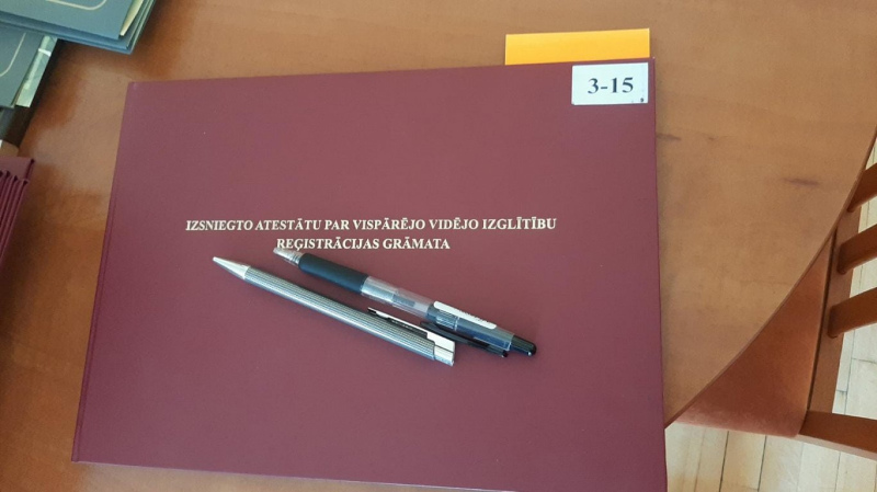 Pēc tiesībsarga lūguma īpašos gadījumos vidusskolu absolventiem ļaus agrāk saņemt atestātus Pēc tiesībsarga lūguma īpašos gadījumos vidusskolu absolventiem ļaus agrāk saņemt atestātus