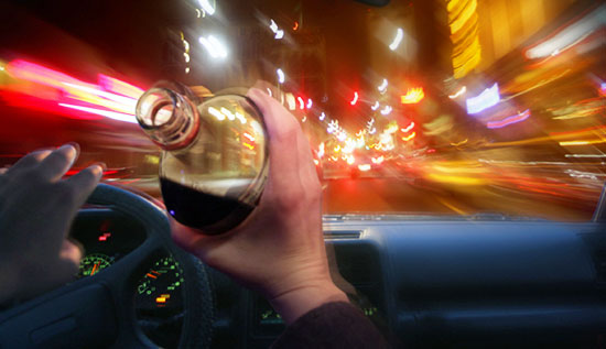 Auto vadītājs alkohola reibumā izraisa sadursmi ar citu auto un turpina ceļu it kā nekas nebūtu noticis Auto vadītājs alkohola reibumā izraisa sadursmi ar citu auto un turpina ceļu it kā nekas nebūtu noticis