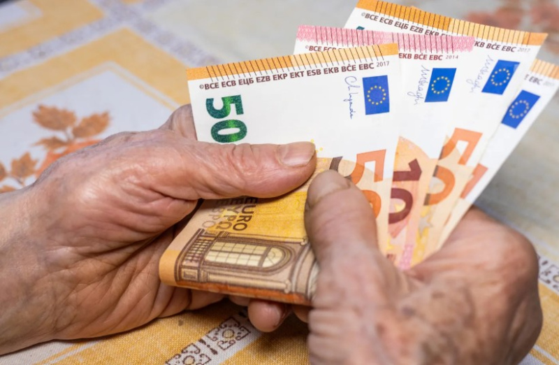 Deputāti piekrīt bāzes pensiju sākotnēji ieviest senioriem no 85 gadiem Deputāti piekrīt bāzes pensiju sākotnēji ieviest senioriem no 85 gadiem