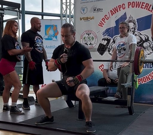 Raivis Hofs kļuvis par Eiropas čempionu spēka trīscīņā Raivis Hofs kļuvis par Eiropas čempionu spēka trīscīņā