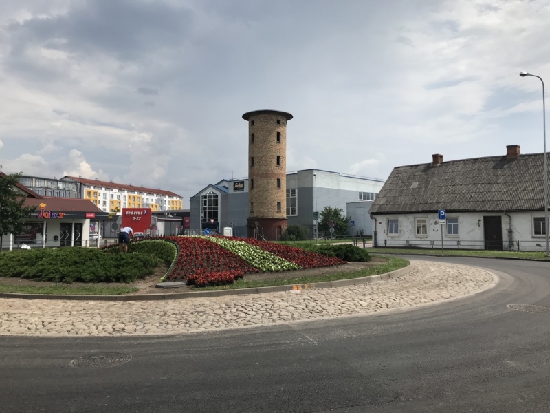 Tukumā Raudas ielas apli izrotā ar stādītām puķēm simbolizējot Latvijas valsts karogu
