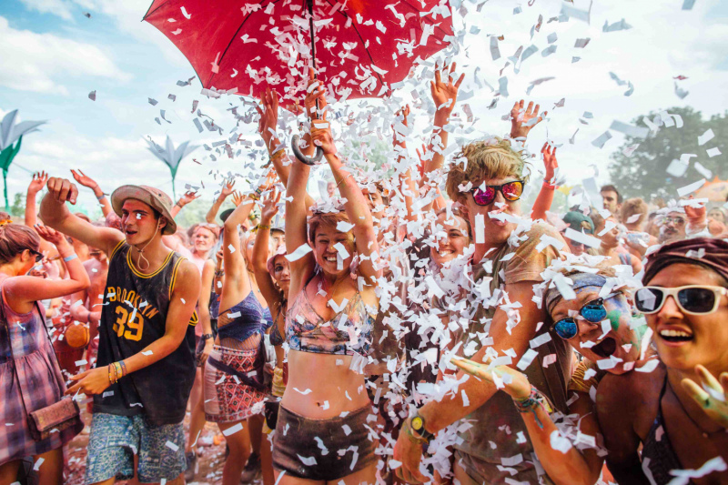 Līdz jūnija beigām pasākumos iekštelpās vienlaikus varēs atrasties ne vairāk kā 100 cilvēku, savukārt ārtelpās - ne vairāk kā 300