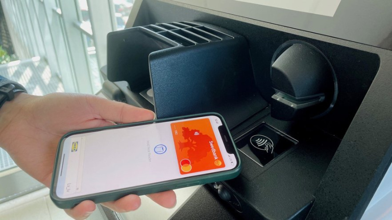 "Swedbank" bankomātos sāk ieviest bezkontakta funkciju "Swedbank" bankomātos sāk ieviest bezkontakta funkciju