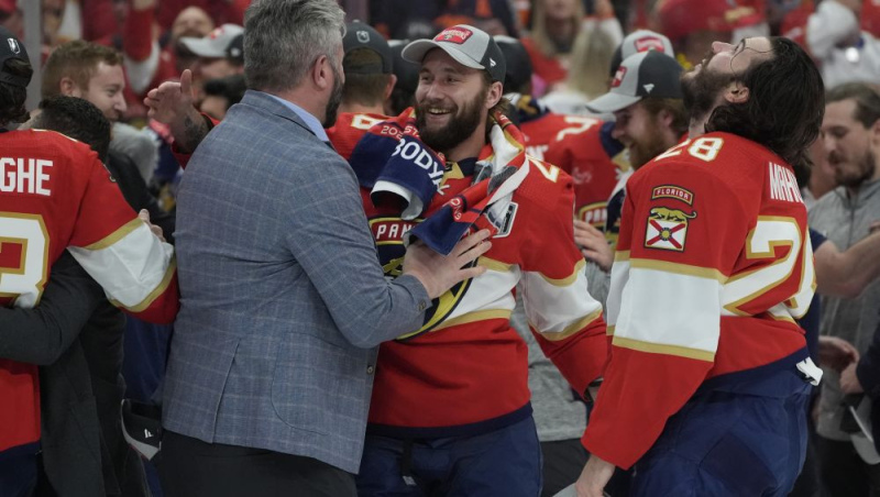 Balinskis un "Panthers" otro gadu pēc kārtas izcīna Stenlija kausu Balinskis un "Panthers" otro gadu pēc kārtas izcīna Stenlija kausu
