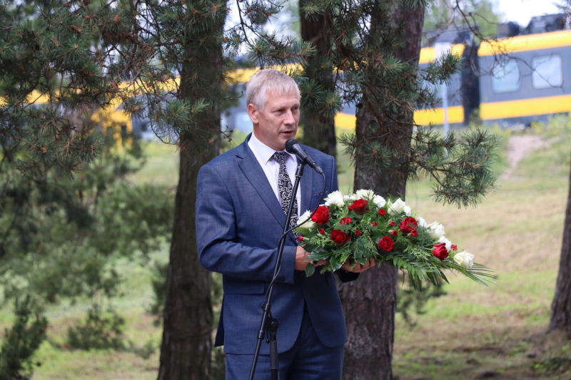 Pie dzelzceļa stacijas “Tukums II” piemin komunistiskā genocīda upurus Pie dzelzceļa stacijas “Tukums II” piemin komunistiskā genocīda upurus