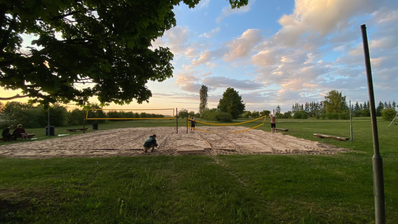 Zemgales vidusskolas teritorijā atjaunots pludmales volejbola laukums