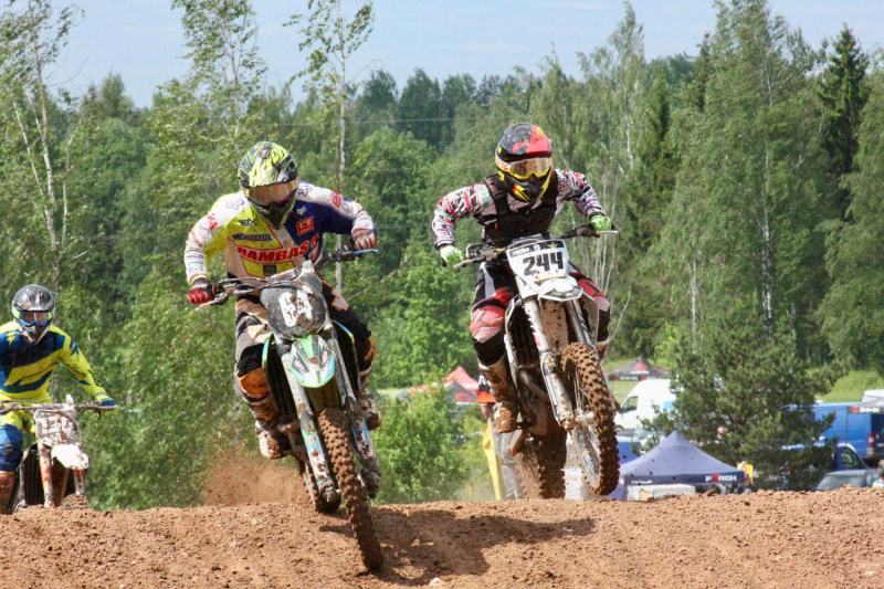 Tukuma motobraucējiem Freimanim un Šneideram zelta medaļas sacensībās Alojā