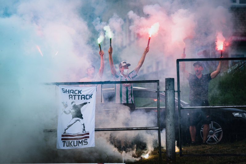 Latvijas futbola sacensībās atcelts aizliegums atrasties tribīnēs