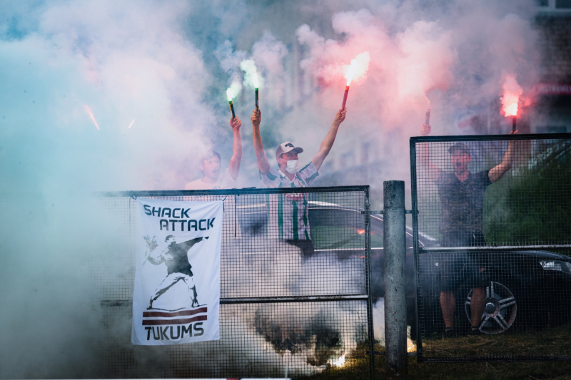 Futbola klubs "Tukums 2000" no LFF saņem brīdinājumu par skatītāju skaita neievērošanu tribīnēs Futbola klubs "Tukums 2000" no LFF saņem brīdinājumu par skatītāju skaita neievērošanu tribīnēs