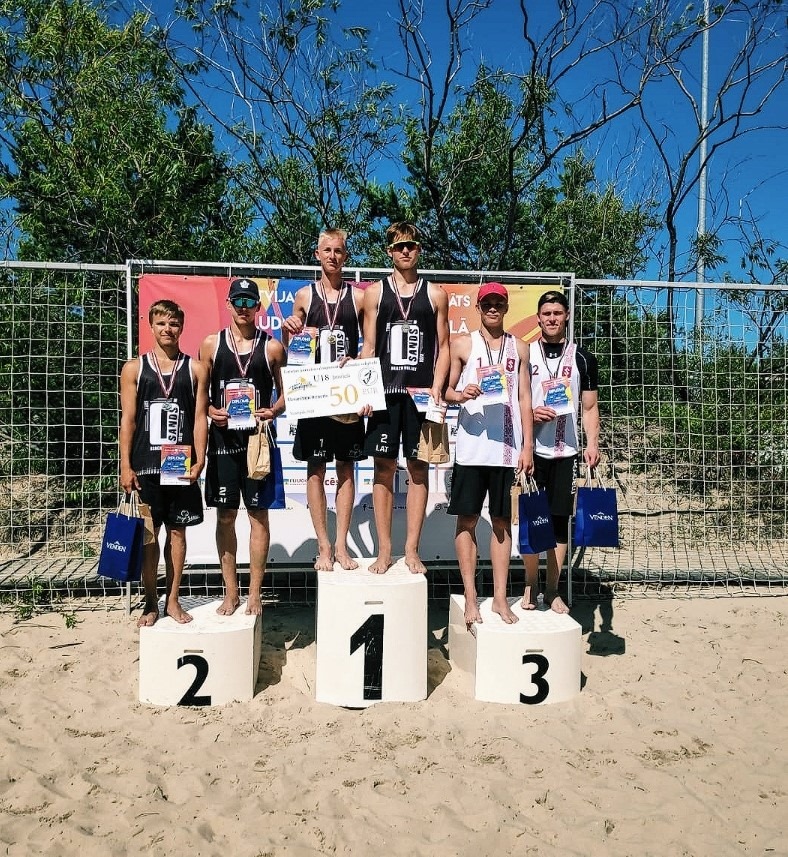 Sandis Bērziņš U18 Latvijas čempionāta pludmales volejbolā 1. posmā izcīna uzvaru