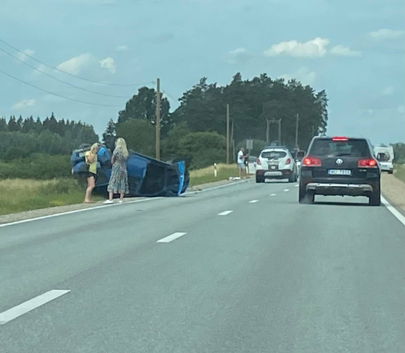 Pūres pagastā automašīna "Dacia" saduras ar "Toyota" markas automobili un apgāžas uz jumta Pūres pagastā automašīna "Dacia" saduras ar "Toyota" markas automobili un apgāžas uz jumta