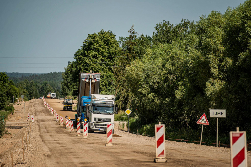 Turpinās remontdarbi uz reģionālā autoceļa Tukums–Kuldīga starp Tumi un Sātiem.