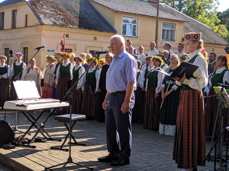 Irlavā atklāj vides objektu "Latvijas virsdiriģentu roku nospiedumi" Irlavā atklāj vides objektu "Latvijas virsdiriģentu roku nospiedumi"
