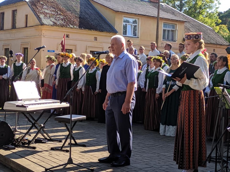 Irlavā atklāj vides objektu "Latvijas virsdiriģentu roku nospiedumi"