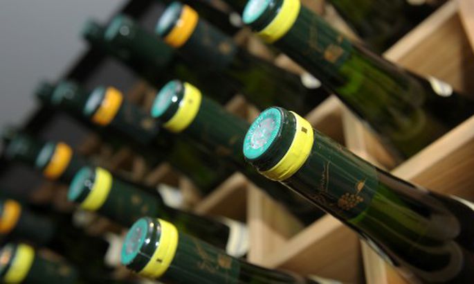 Saeima nolemj samazināt akcīzi stiprajam alkoholam Saeima nolemj samazināt akcīzi stiprajam alkoholam