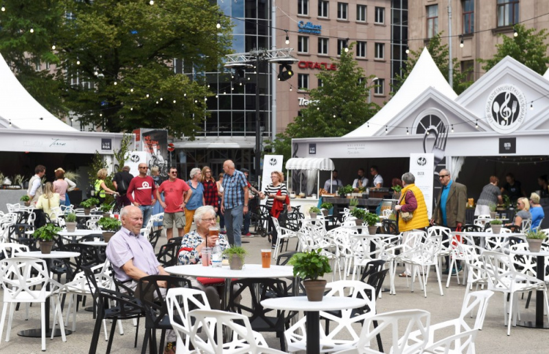 Covid-19 uzliesmojuma dēļ saīsina sabiedriskās ēdināšanas vietu darba laiku