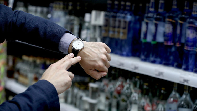 Vīrietis, pārkāpjot likumu, pēc plkst. 22:00 veikalā Tukumā "nopērk" alkoholu; sākts administratīvā pārkāpuma process