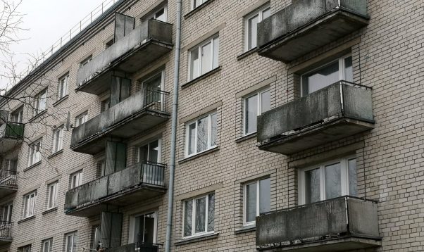 Jauntukumā, dzīvoklis nr.13 daudzdzīvokļu nama ar nr.13 balkons iespējams var SABRUKT