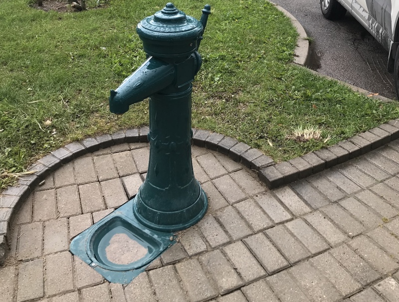 Tukuma centrā pie "sēnītes" uzstādīts dzeramais ūdenskrāns Tev un draugam