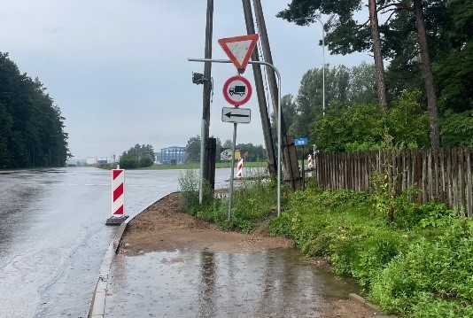 Uz laiku pārtraukta gājēju celiņa izbūve Tirgus un Kandavas ielu krustojuma zonā Uz laiku pārtraukta gājēju celiņa izbūve Tirgus un Kandavas ielu krustojuma zonā