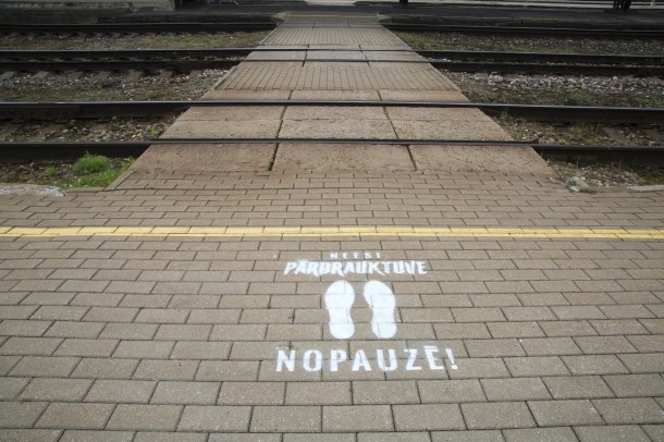 “Latvijas dzelzceļš” izvietojis 100 jaunas brīdinājuma zīmes pie dzelzceļa gājēju pārejām visā Latvijā