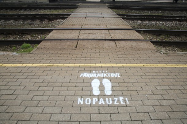 “Latvijas dzelzceļš” izvietojis 100 jaunas brīdinājuma zīmes pie dzelzceļa gājēju pārejām visā Latvijā “Latvijas dzelzceļš” izvietojis 100 jaunas brīdinājuma zīmes pie dzelzceļa gājēju pārejām visā Latvijā