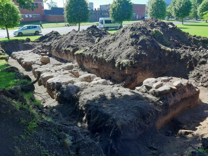 Īstenots projekts “Mūra fragmenta arheoloģiskā izpēte pie Kandavas Bruņinieku pilskalna 2022” Īstenots projekts “Mūra fragmenta arheoloģiskā izpēte pie Kandavas Bruņinieku pilskalna 2022”
