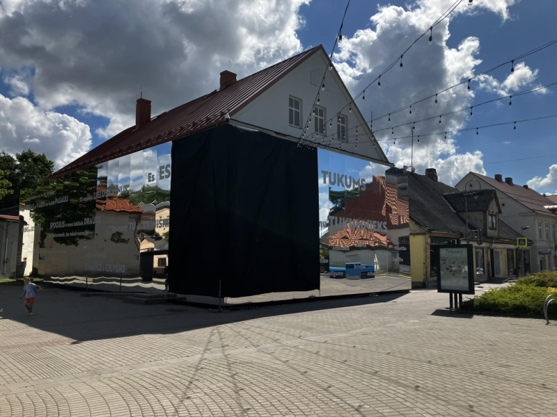 Šodien Tukumā atklās spoguļu vides objektu – instalāciju "Kungs Tukums" Šodien Tukumā atklās spoguļu vides objektu – instalāciju "Kungs Tukums"
