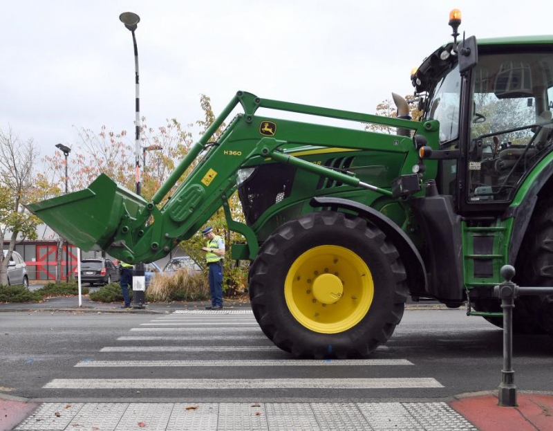 Tukumā traktors uz gājēju pārejas uzbrauc gājējam; gājējs nogadāts ārstniecības iestādē