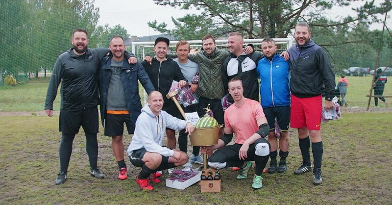 Pirmajā Zentenes kausā futbolā uzvar komanda ar nosaukumu "Zaļumballes apsargi"